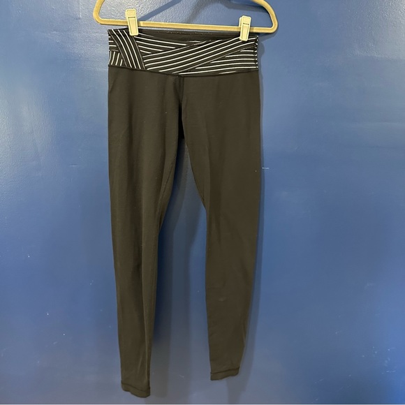 Lululemon Leggings Size 8 Black and White Waist Pattern - Picture 8 of 11
